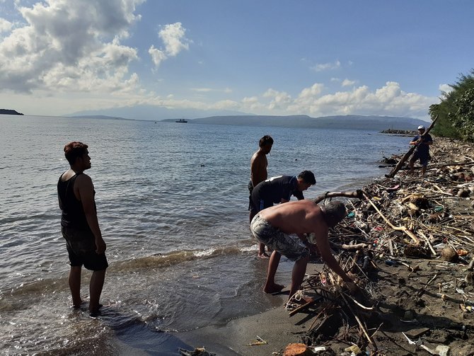 nelayan bangsring underwater bersih bersih sampah di pantai