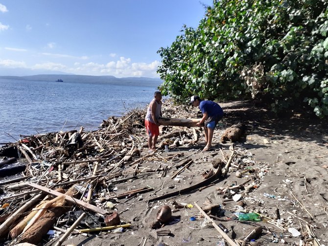 nelayan bangsring underwater bersih bersih sampah di pantai