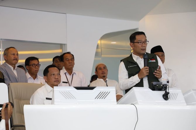 menteri dalam negeri tito karnavian mendatangi command center jawa barat
