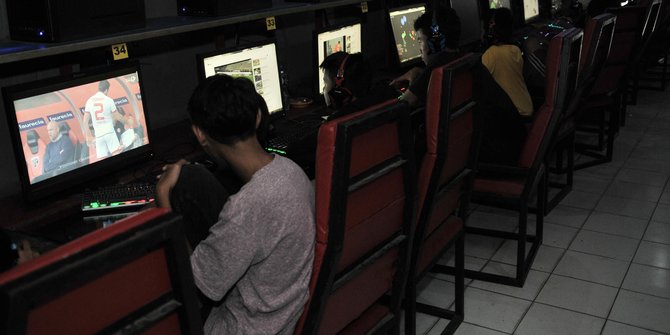 Disuruh Belajar di Rumah, 100 Pelajar di Jakbar Malah Main Game Online di Warnet