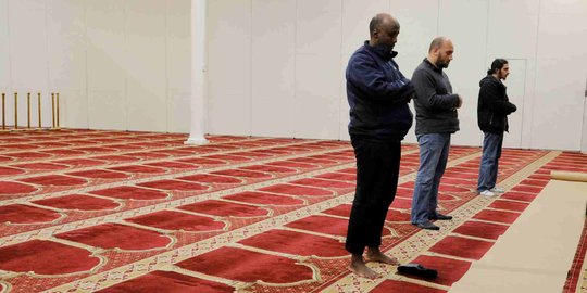 Wabah Covid-19, Muslim AS Jaga Jarak Salat Berjemaah di Masjid