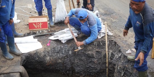 Kerap Banjir, Gorong-Gorong di Pasar Rebo Dibersihkan