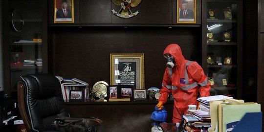 Penyemprotan Disinfektan di Kantor Bawaslu