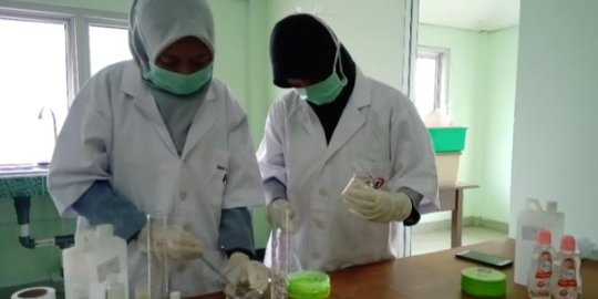 Di Pasaran Langka, Pelajar SMA di Palembang Produksi Hand Sanitizer