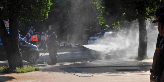 Petugas Gabungan Semprot Disinfektan Secara Massal di Semarang