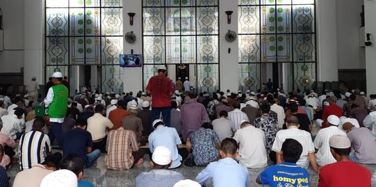 Jemaah Salat Jumat di Masjid Agung Palembang Berkurang 10 Ribu Orang