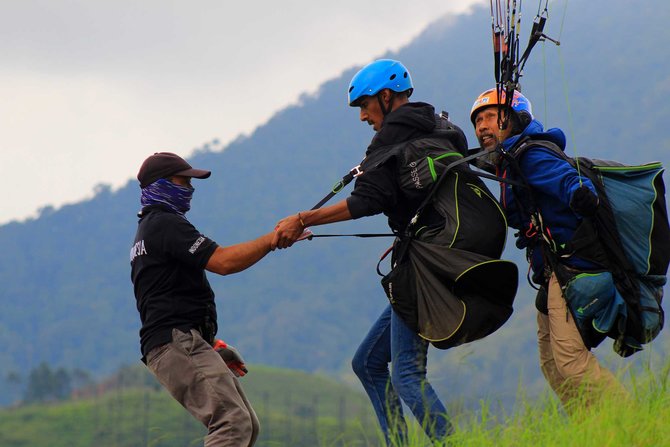 turis main gantole di puncak bogor