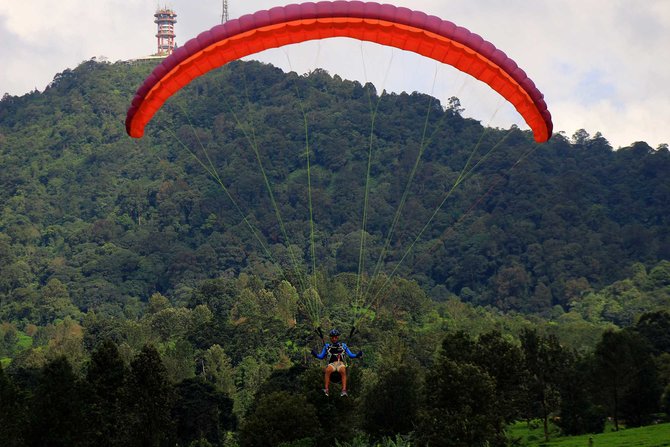 turis main gantole di puncak bogor