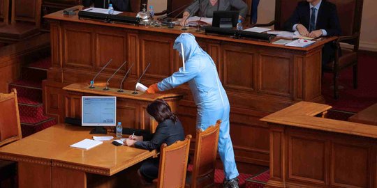 Takut Terpapar, Politisi Bulgaria Pakai Baju Antivirus Hadiri Debat di Parlemen