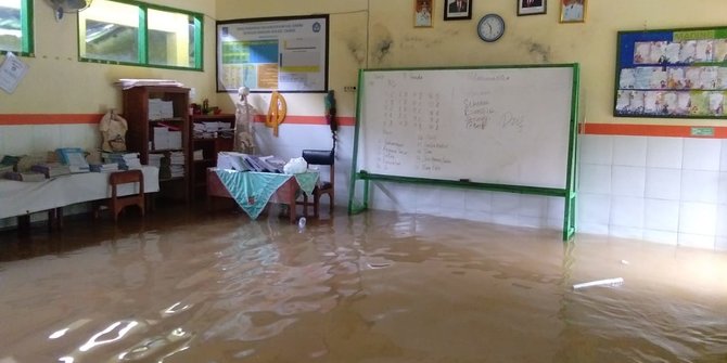 Sungai Cidurian Meluap, SDN Songgom Jaya Serang Terendam Banjir