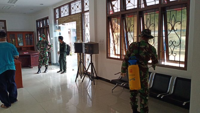 kodim fakfak sterilkan bandara hingga pelabuhan dengan disinfektan