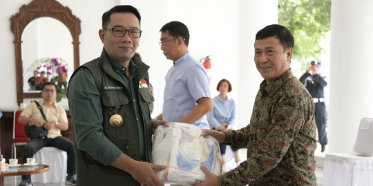 Ridwan Kamil Bagikan 1.000 APD untuk Tenaga Medis di Jabar