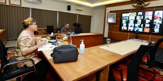 Rapat Online, Bupati Anas Ajak Seluruh Kades Gotong Royong Cegah Covid-19