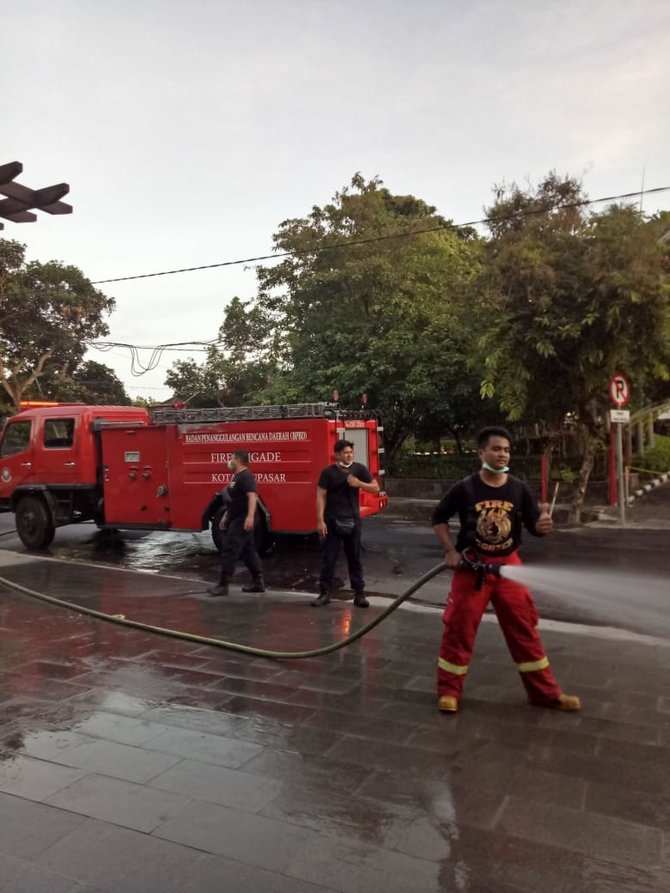 jalan di kota denpasar disemprot disinfektan