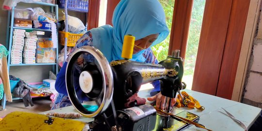 Banting Setir Produksi Masker Kain, Penjahit Ini Banjir Pesanan