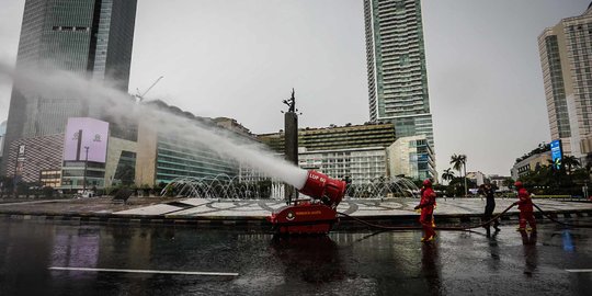 Robot Damkar Bantu Semprotkan Disinfektan di Bundaran HI