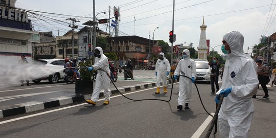 Antisipasi Penyebaran Corona, Sekitar Tugu Yogyakarta Disemprot Disinfektan