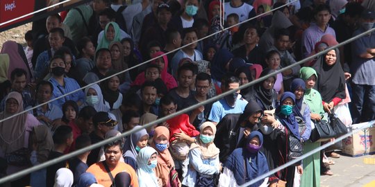 KRL Penuh Sesak Hingga Berdiri Pakai Satu Kaki, Social Distancing?