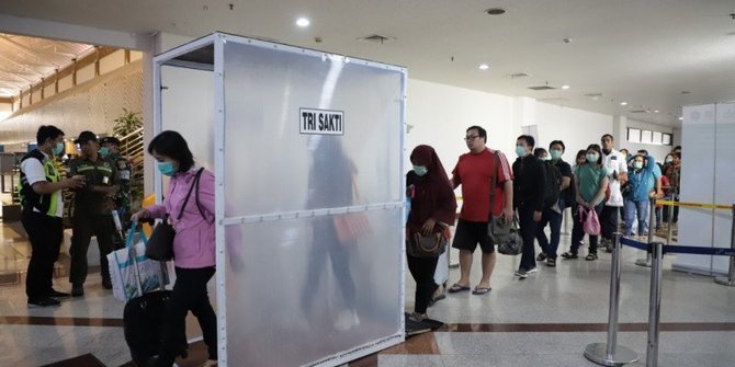 Bilik Sterilisasi Covid-19 Dipasang di Balai Kota Surabaya dan Tempat Umum