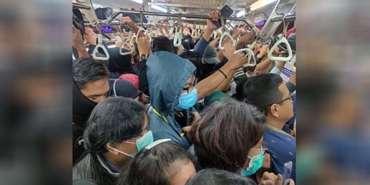 Penumpang Menumpuk di Halte dan KRL, Imbauan Social Distancing Gagal