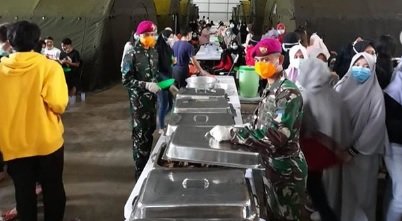 marinir berikan semangat ratusan wni di natuna