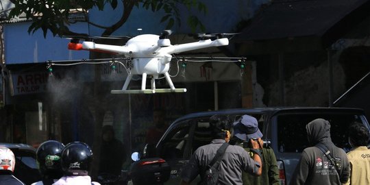 Masuk Perkampungan Warga, Risma Pimpin Penyemprotan Disinfektan Gunakan Drone