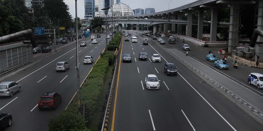 Senin Sore Jam Pulang Kantor, Lalu Lintas Tol Jakarta Tampak Lengang