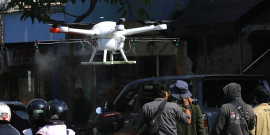 Canggih, Pemkot Surabaya Gunakan Drone untuk Semprot Disinfektan