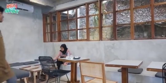 8 Potret Cafe Milik Desta dan Natasha Rizki, Desainnya Unik Seperti di Korea