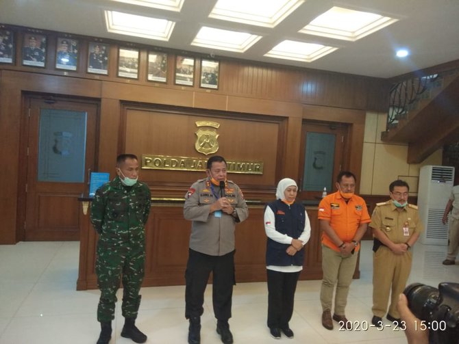 polisi dan tni berkeliling bubarkan tempat keramaian massa di jawa timur