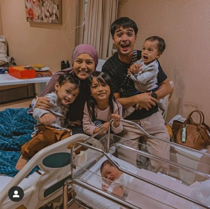 istri ricky harun melahirkan anak ke 4