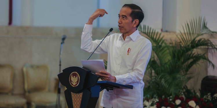 Hasil gambar untuk Dampak Corona, Jokowi Jamin Kelonggaran Cicilan Kredit 1 Tahun untuk Rakyat Kecil