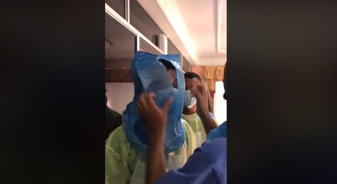 petugas medis pakai plastik sebagai ganti apd