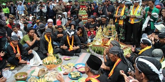 Kisah Unik Upacara Larung Sesaji di Gunung Kelud, Pesta Alam ala Warga Kediri