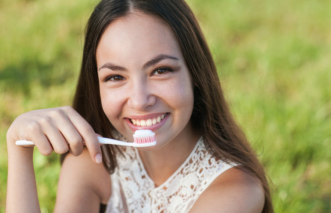ilustrasi wanita menggosok gigi
