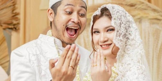 10 Komedian Indonesia yang Memiliki Istri Super Cantik Seperti Bidadari