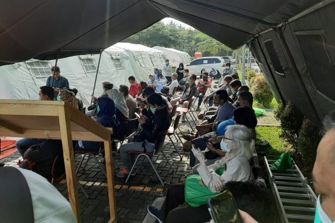 warga antre rapid test corona di rsud pasar minggu
