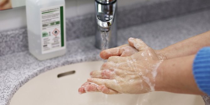 Mengapa Sabun, Sanitizer, dan Air Hangat Ampuh Lawan Virus Corona? Ini Penjelasannya