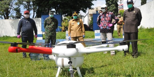 Satgas Corona Kabupaten Malang Gunakan Drone untuk Penyemprotan Disinfektan