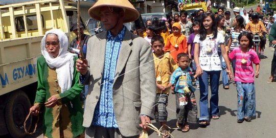 Semakin Langka, Tradisi Angon Putu Ternyata Baru Bisa Digelar saat Cucu Berjumlah 25