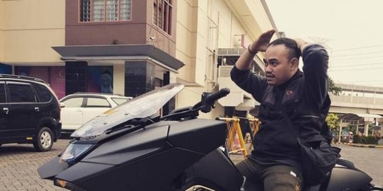 Jarang Tersorot, Ini 5 Potret Edwin Augustinus Kakak Tertua Nikita Mirzani