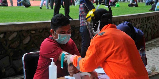 Melihat Suasana Rapid Test Covid-19 untuk Tenaga Medis di Bekasi