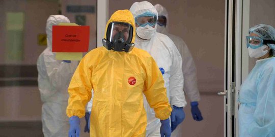 Pakai Hazmat, Presiden Putin Jenguk Warga yang Terpapar Covid-19