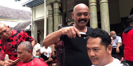 Usir Corona, Wali Kota Solo dan Jajarannya Cukur Gundul di Loji Gandrung