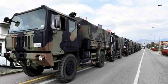Deretan Truk Militer Italia Angkut Ratusan Jenazah Pasien Corona