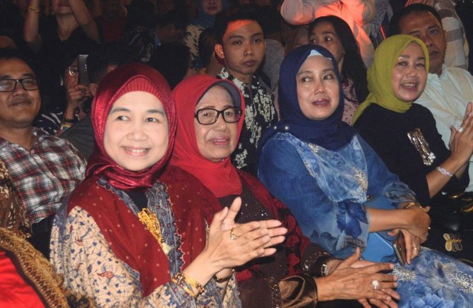 ibunda jokowi lihat konser didi kempot