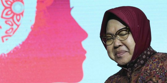 Keliling Kampung di Surabaya, Risma Imbau Warga Jaga Jarak Aman Cegah Corona