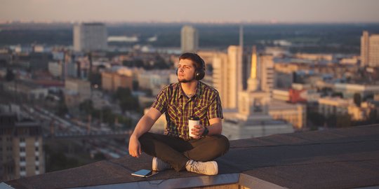 5 Lagu ala Anak Senja yang Asyik Dinikmati Sambil Ngopi #DiRumahDuluKak