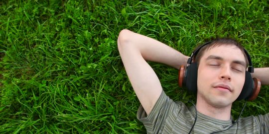 Tak Hanya Buat Senang, Mendengarkan Musik Juga Miliki Manfaat Kesehatan Berikut