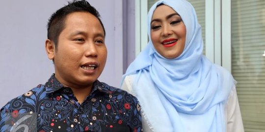 8 artis indonesia yang menikahi pramugari cantik